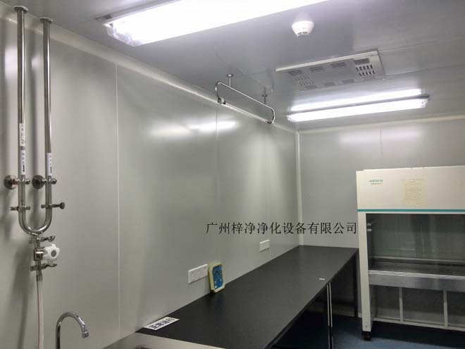 建造和使用潔凈室能有效減少室內(nèi)誘入、產(chǎn)生及滯留粒子。