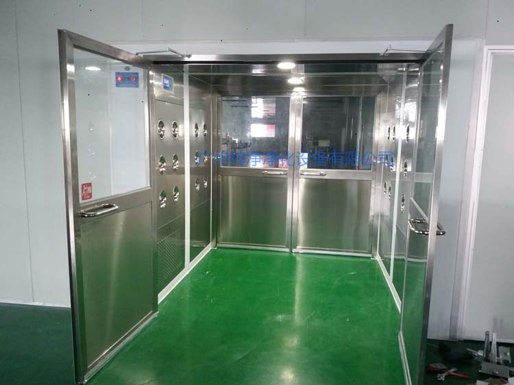 雙開門貨淋室前門打開,后門緊鎖 防止?jié)崈羰遗c非潔凈室空氣對流。