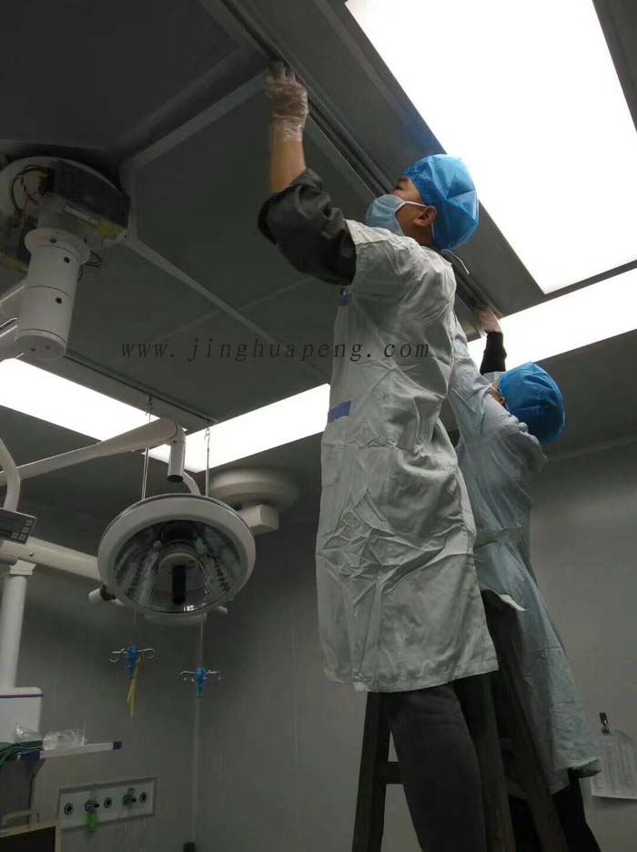 醫(yī)院潔凈手術(shù)室紙隔板高效空氣過濾器安裝完畢，封閉散流板