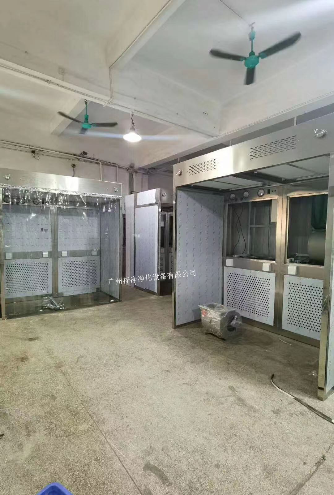 負(fù)壓稱量室設(shè)備由工作區(qū)、回風(fēng)箱體、風(fēng)機(jī)箱體、出風(fēng)箱體及外箱體幾大部分拼裝而成。